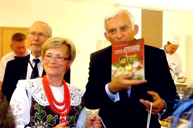 Jerzy Buzek z prezeską UTW i prezentem Fot. z archiwum UTW