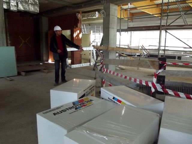 W korytarzu głównym - na razie materiały Fot. Anna Szopińska