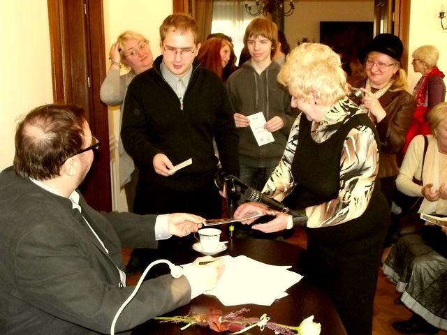 Długa kolejka po autografy Fot. Anna Szopińska