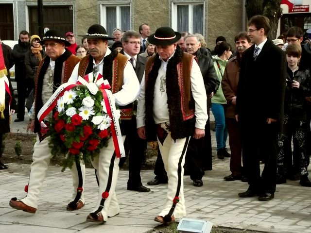 Składanie kwiatów Fot. Anna Szopińska