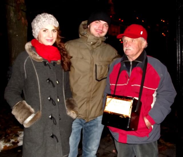 Wieczorem już kwestował Roman Dzioboń z młodzieżą Fot. Anna Szopińska