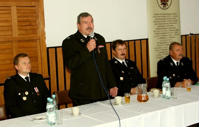 Przy mikrofonie - prezes Giełczyński Fot. z archiwum OSP Kowaniec