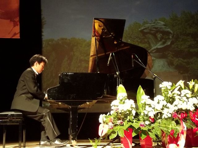 Przy fortepianie - znakomity Hiroshi Kurotaki Fot. Anna Szopińska