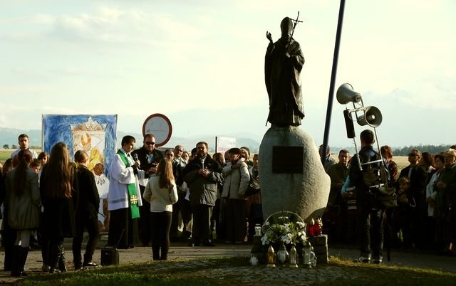 Zgromadzeni przy pomniku Fot. Anna Szopińska