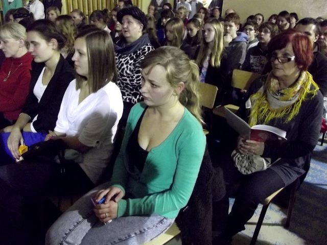 Jedni patrzyli w śpiewnik, drudzy - w ekran Fot. Anna Szopińska