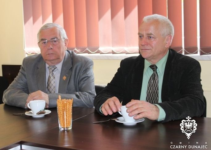Wójt Józef Babicz (z lewej) chwali sobie współpracę z powiatem Fot. z archiwum UG Czarny Dunajec 