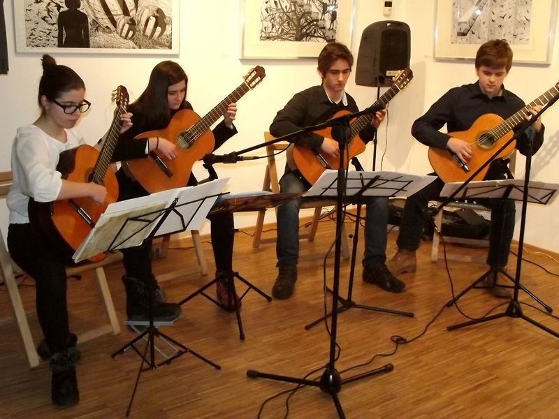 Podczas wernisażu zagrał kwartet gitarowy działający przy PMDK w Nowym Targu Fot. Anna Szopińska