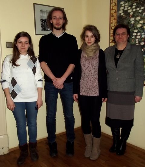 Recytatorzy - laureaci z I LO w Nowym Targu: od lewej Anna Kruczyńska, Karol Poręba, Izabela Bryja z panią dyrektor Marią Kopeć Fot. Anna Szopińska