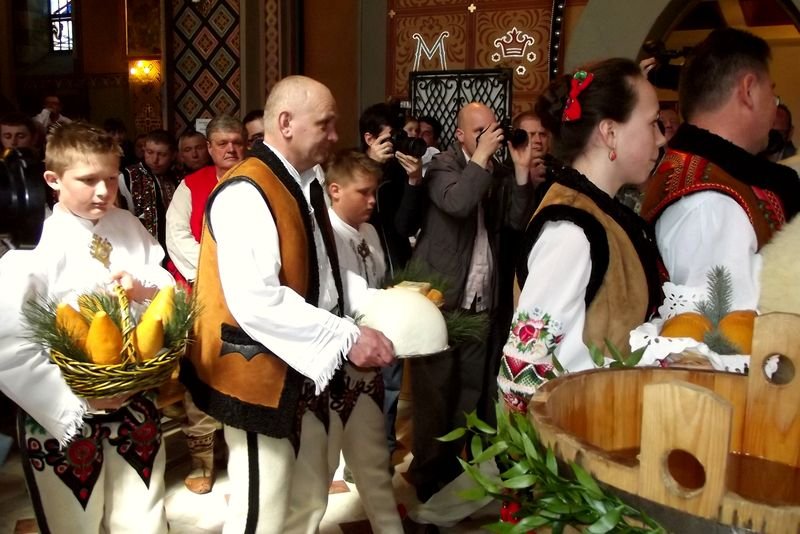 Z darami ołatarza Fot. Anna Szopińska