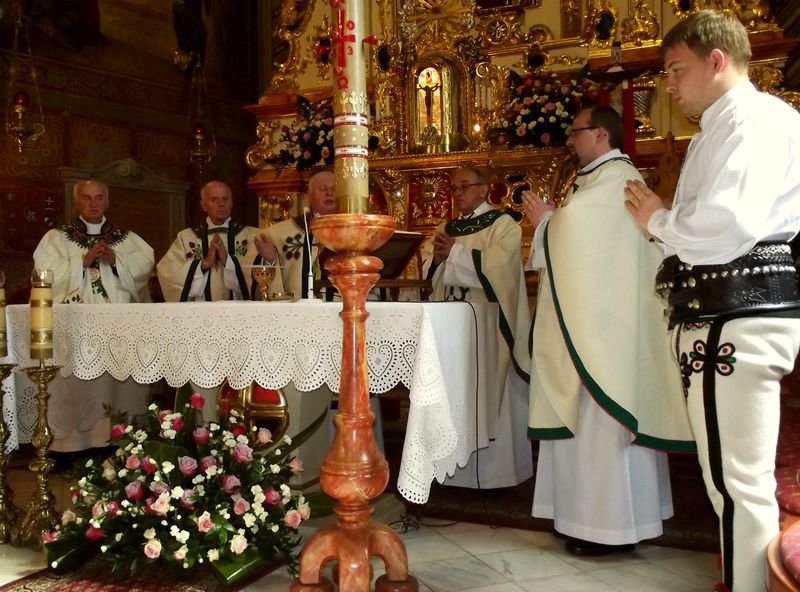 Koncelebra w góralskich ornatach Fot. Anna Szopińska