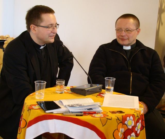 Prowadzenie - biskup Grzegorz Ryś (z prawej) Fot. Anna Szopińska