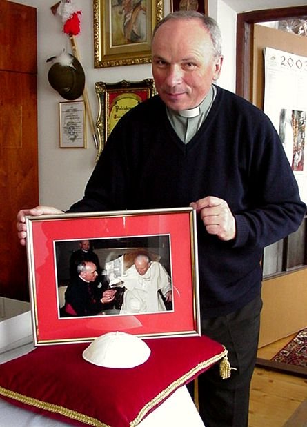 Ks. Tadeusz Juchas z darem Jana Pawła II