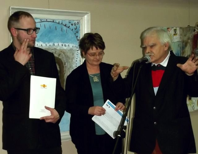 Od lewej: Gabriel Wolski (komisarz wystawy) Barbara Pachniowska (dyrektor MOK), Julian Klamerus (laureat) Fot. Anna Szopińska