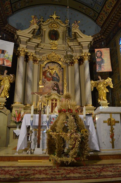 Wieniec dożynkowy przed ołtarzem fot. Anna Giżycka