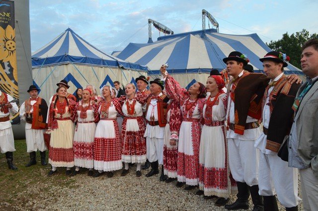 Radość i śpiew jeszcze przed namiotem festiwalowym fot. Anna Giżycka