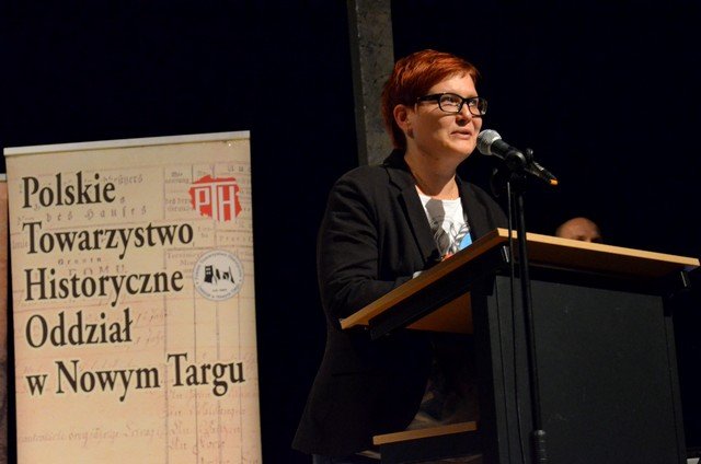 Jadwiga Jurkowska zaprosiła laureatów konkursów na scenę fot. Anna Giżycka