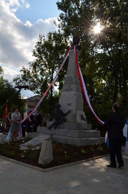Uroczystego odsłonięcia pomnika dokonał Burmistrz Miasta Janusz Majcher w towarzystwie Naczelnik ZHP Małgorzaty Sinicy fot. Anna Giżycka Uroczystego odsłonięcia pomnika dokonał Burmistrz Miasta Janusz Majcher w towarzystwie Naczelnik ZHP Małgorzaty Sinicy fot. Anna Giżycka