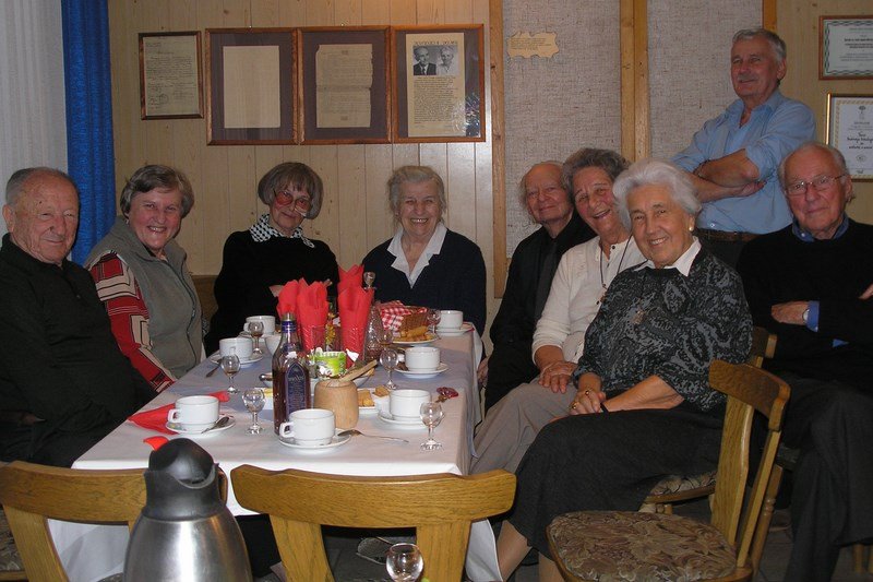 Fot. Beata Szkaradzińska; Wrzesień 2008 rok, grono przyjaciół wraz z gospodarzami willi: obecna niemalże zawsze „królowa” prof. Władysława Fudalewicz - Niemczyk, Stefania Katlarczyk, Eleonora Osińska, Alicja Pustówka oraz Adam Leśniak i dwaj architekci: Henryk Buszko i Aleksander Franta.