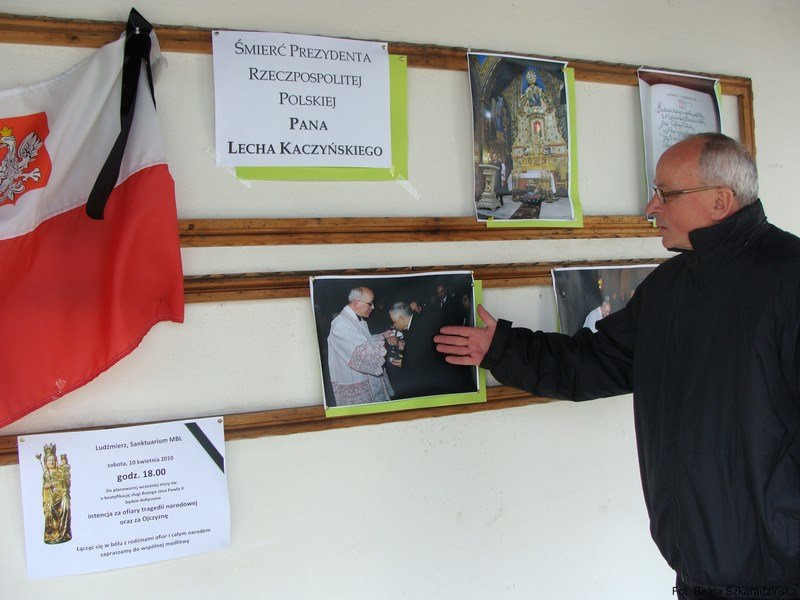 10 kwietnia 2010 Ludźmierz ks. kustosz pokazuje wystawę poświęconą prezydentowi Lechowi Kaczyńskiemu