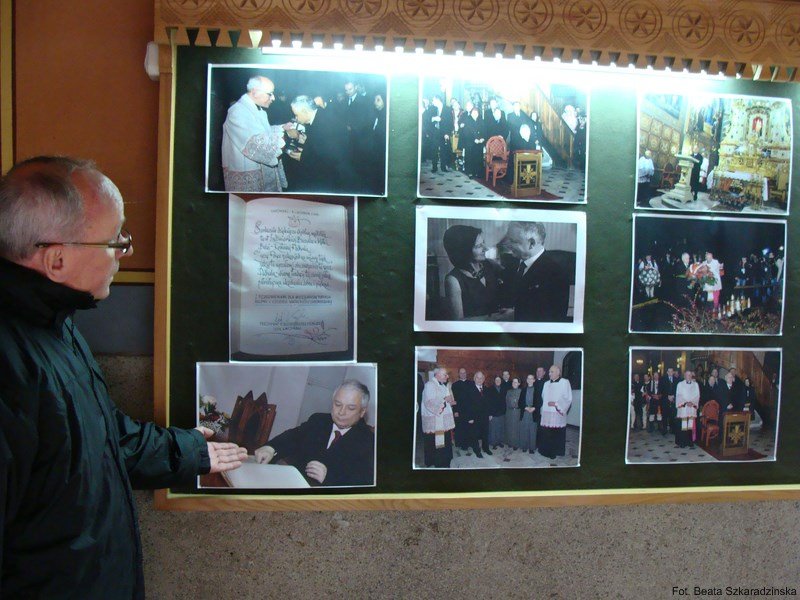 10 kwietnia 2010 Ludźmierz ks. kustosz pokazuje wystawę poświęconą prezydentowi Lechowi Kaczyńskiemu