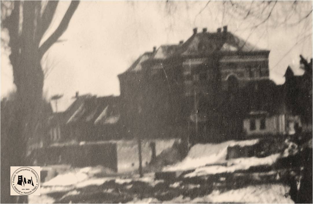 2. Ostatnia zima pod okupacja niemiecką. Nowotarskie gimnazjum uchwycone na fotografii wykonanej zima 1944 r 2. Ostatnia zima pod okupacja niemiecką. Nowotarskie gimnazjum uchwycone na fotografii wykonanej zima 1944 r