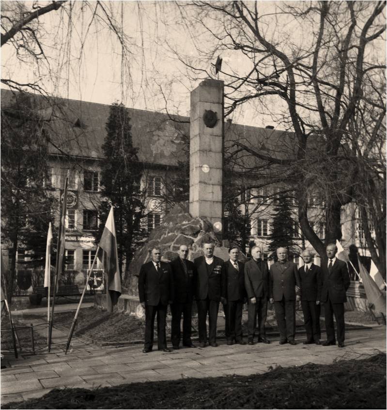 7.	Pod pomnikiem wdzięczności odbywały się w okresie PRL wiece i manifestancie „patriotyczne”. Symbol  „zniewolenia” zniknął z krajobrazu miasta w okresie III RP