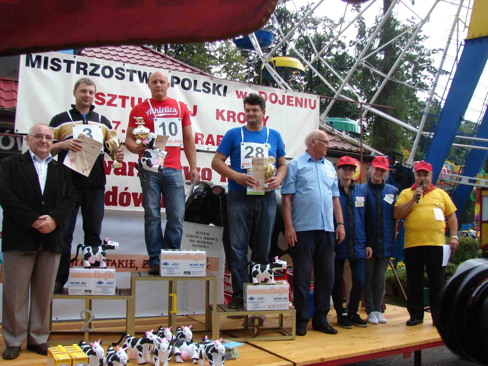 Mistrzowie po dekoracji z komisją sędziowską